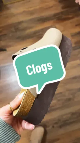 Comfortable platform clogs are the perfect fall and winter shoe! #fallfashion #fallshoes #clogs #falloutfits #platformshoes 