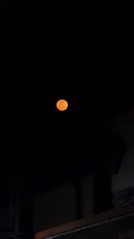Malam ini langit kembali menghadiahkan keindahannya. Bulan purnama bersinar begitu utuh, seakan mengingatkan kita bahwa meski gelap menguasai malam, selalu ada cahaya yang menerangi. Tenanglah, sebab setiap fase hidup pun akan sampai pada purnamanya.