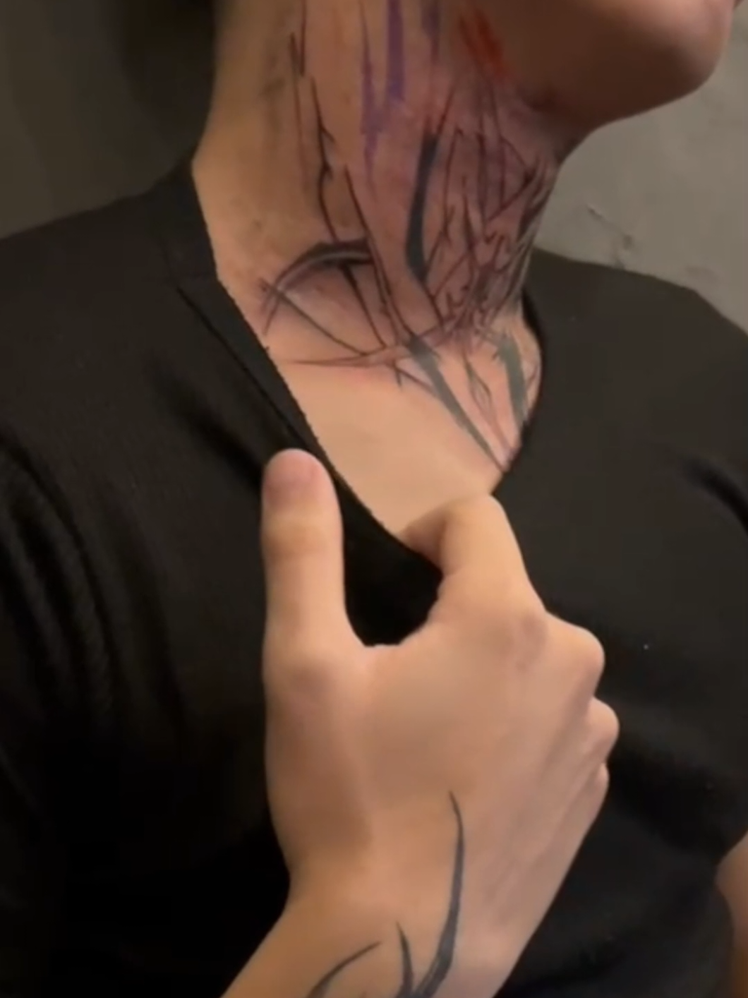 tava faltando uma cyber tribal no pescoço 👀 #tattoo #fy #spidertattoo #cybertribal #decalquetattoo #fyp #