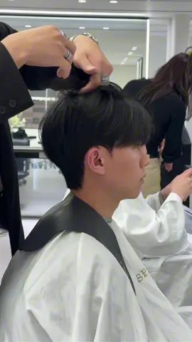 側鬢後下微貼 頂區最具氛圍感長度 沒得挑了😗 #微分 #微分碎蓋 #碎蓋 #萊斯利捲 #台北燙髮 