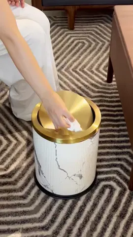 Thùng rác nắp lật xoay 360 độ sang trọng cao cấp , dung tích 15L, nắp bằng mạ vàng siêu sang còn thân được bọc da rất đẹp, đặt ở phòng khách hoặc văn phòng, phòng tiếp khách ạ