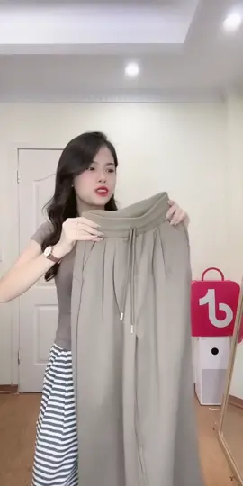 Quần nỉ Yuri Studio vải nỉ ép hai da dày dặn, không lo xù lông. Cạp cao tôn dáng, dễ phối đồ!