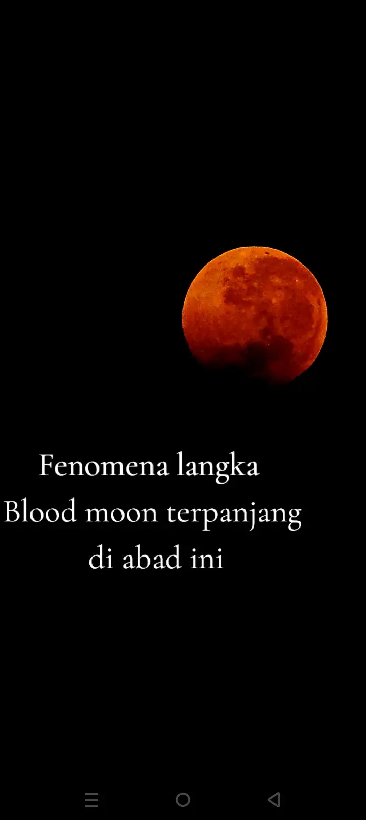 Malam ini 7 Sept 25 terjadi fenomena Blood Moon atau gerhana Bulan total. Bulan tampak berwarna merah gelap karena tertutup bayangan Bumi. Warna merah muncul karena cahaya Matahari yang melewati atmosfer Bumi hanya menyisakan cahaya merah yang sampai ke permukaan Bulan. Fenomena ini berlangsung cukup lama, sekitar 82 menit dalam fase total, dan bisa disaksikan dengan mata telanjang tanpa alat khusus. Wilayah Asia, Afrika Timur, dan Australia bagian barat bisa melihatnya dengan jelas. Singkatnya, malam ini langit menghadirkan pemandangan indah : Bulan berubah menjadi merah darah yang menawan. Yuk abadikan momen langka ini, Jangan lupa sholat gerhana ya #bloodmoon  #fyp 
