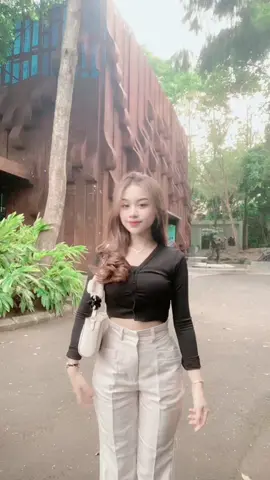 Buat celana nya aku ambil ukuran S warna kylie ivory