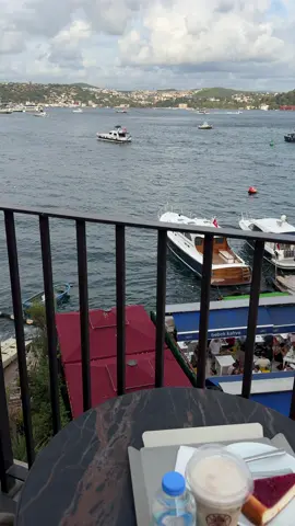 افضل اطلالة لمقهى في بيبيك  اسم المكان  Kahve dünyası 📍 اقرب مكان اله محطة العبارة الي بيبيك  المكان جدا حلو بس ممكن تنتظر سرا علمود الاطلالة  #istanbul #explore #istanbulgalleri 