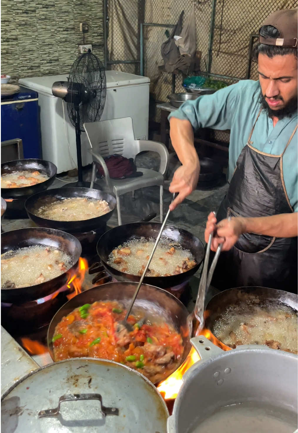 “Two chefs, ten karahis, and unlimited flavor! Only at Shinwari 🔥🍲”  ”Chicken karahi”  #Foodie #EasyRecipe #foryoupage❤️❤️ #gaon #sound 