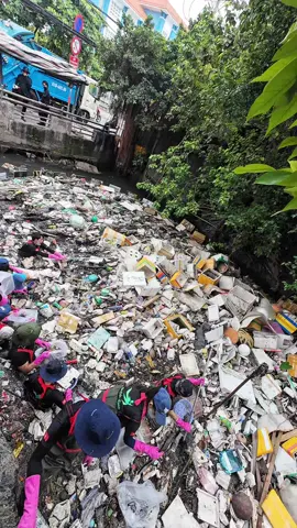 After one day, 30 tons of trash were collected. #cleanuptheworld 