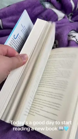 Rainy day, new book. Let’s go! 🩵📖#Atmosphere #taylorjenkinsreid #bookclub 