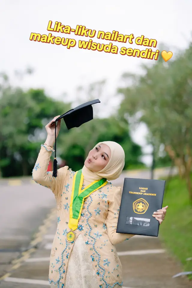 bersyukur alhamdulillah, akhirnya sampe juga di titik ini setelah banyaknya lika-liku buat sampe sini🥰🥰🥰 #graduation #makeup 