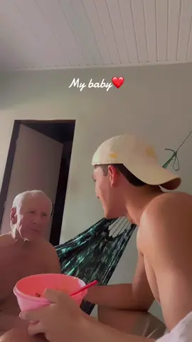 Meu vovô. Já com alguns anos cuidando. Dias difíceis e dias bons do lado dele. Ele tem Alzheimer avançado. Nem sabe quem sou eu, mas só Deus sabe o quanto o amo. Family is all❤️🤍#familia #vovo #father #pai #alzheime 
