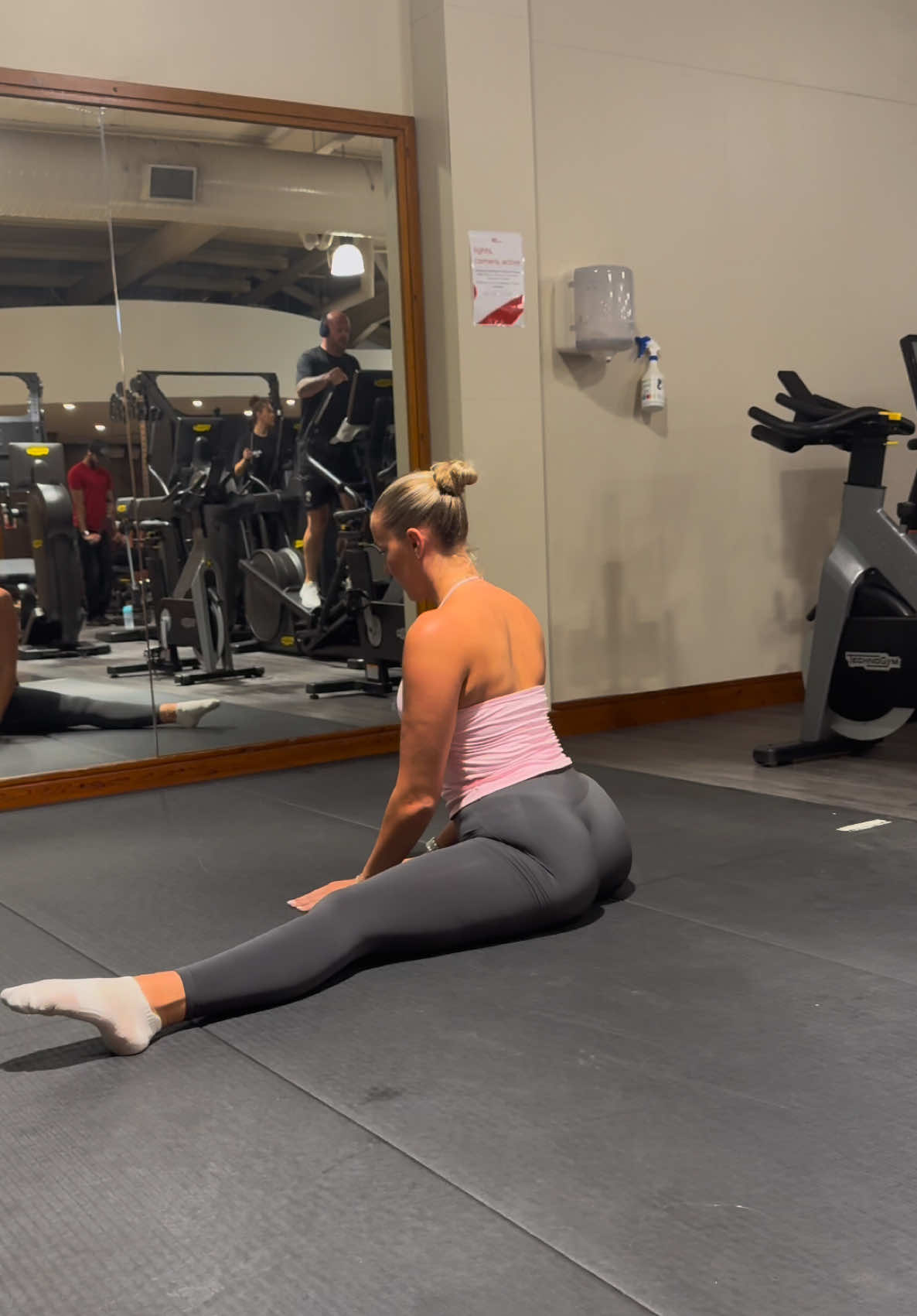 Don’t underestimate a split swim through 😮‍💨😮‍💨 work needed for a lower middle split 🫣 #fyp #foryoupage #flexibility #GymTok #splits 