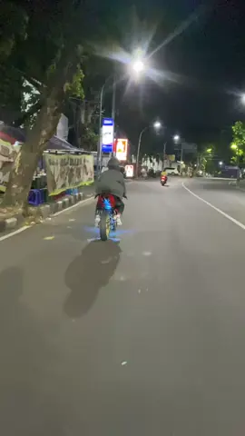 sedang menjaga bumi 👻