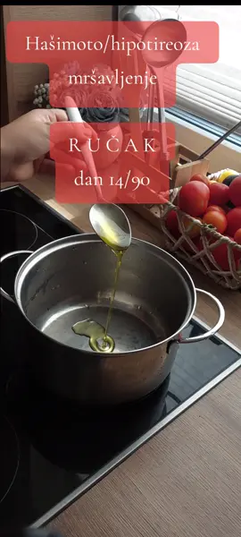 Ovo bih mogla svaki dan 🤤 Stavila sam koliko sam čega imala, pa prema tome nutritivne vrijednosti izgledaju ovako kako izgledaju. 150g crvenog luka 175g patlidžana 250g tikvice 300g cherry 1 velika kašika maslinovog ulja 20g parmezana 50g suhe svinjske peke ispečene u air frayeru #hipotiroidismo #štitnažlezda #mršavljenje #hašimoto #hipotireoza 