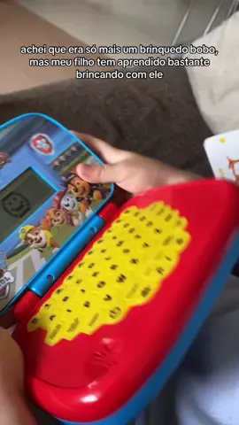 meu filho está aprendendo enquanto brinca com esse laptop infantil educativo, ensina alfabeto, algumas continhas e tambem ensina em inglês #filho #educacaoinfantil #maternidade #brinquedos 