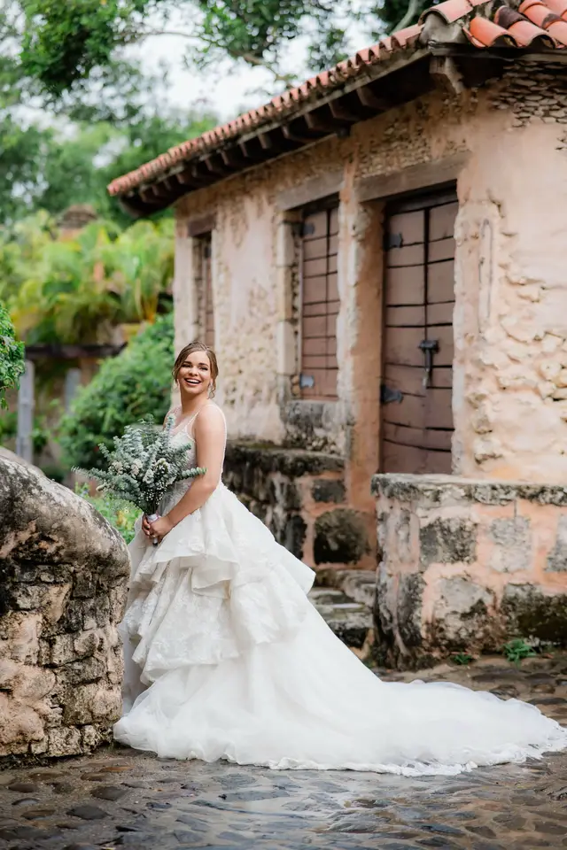 ✨👰🏼 El vestido que siempre soñé… pero no por la tela ni los encajes, sino porque detrás de él hay un Dios que cuida hasta el más mínimo detalle. Cuando me vi vestida así, no pude evitar recordar las palabras de Jesús en Mateo 6:28-29: “Consideren cómo crecen los lirios del campo. No trabajan ni hilan; sin embargo, les digo que ni aun Salomón, con todo su esplendor, se vestía como uno de ellos.” 🌸 Ese pasaje me confronta y me abraza a la vez: si Dios viste con tanta hermosura a los lirios, ¿cómo no cuidará también de nosotras? Este vestido es solo un símbolo, un recordatorio de que los sueños que dejamos en manos de Dios nunca se pierden, al contrario, florecen en el tiempo exacto. Hoy entiendo que la verdadera belleza no está en el vestido en sí, sino en la fidelidad de Aquel que me viste de gracia, esperanza y amor cada día ✨ 📸 @jeisonphotography_  👗  @potatoes.dress  #novia #vestidodenovia #boda #matrimonio #fotosdeboda 