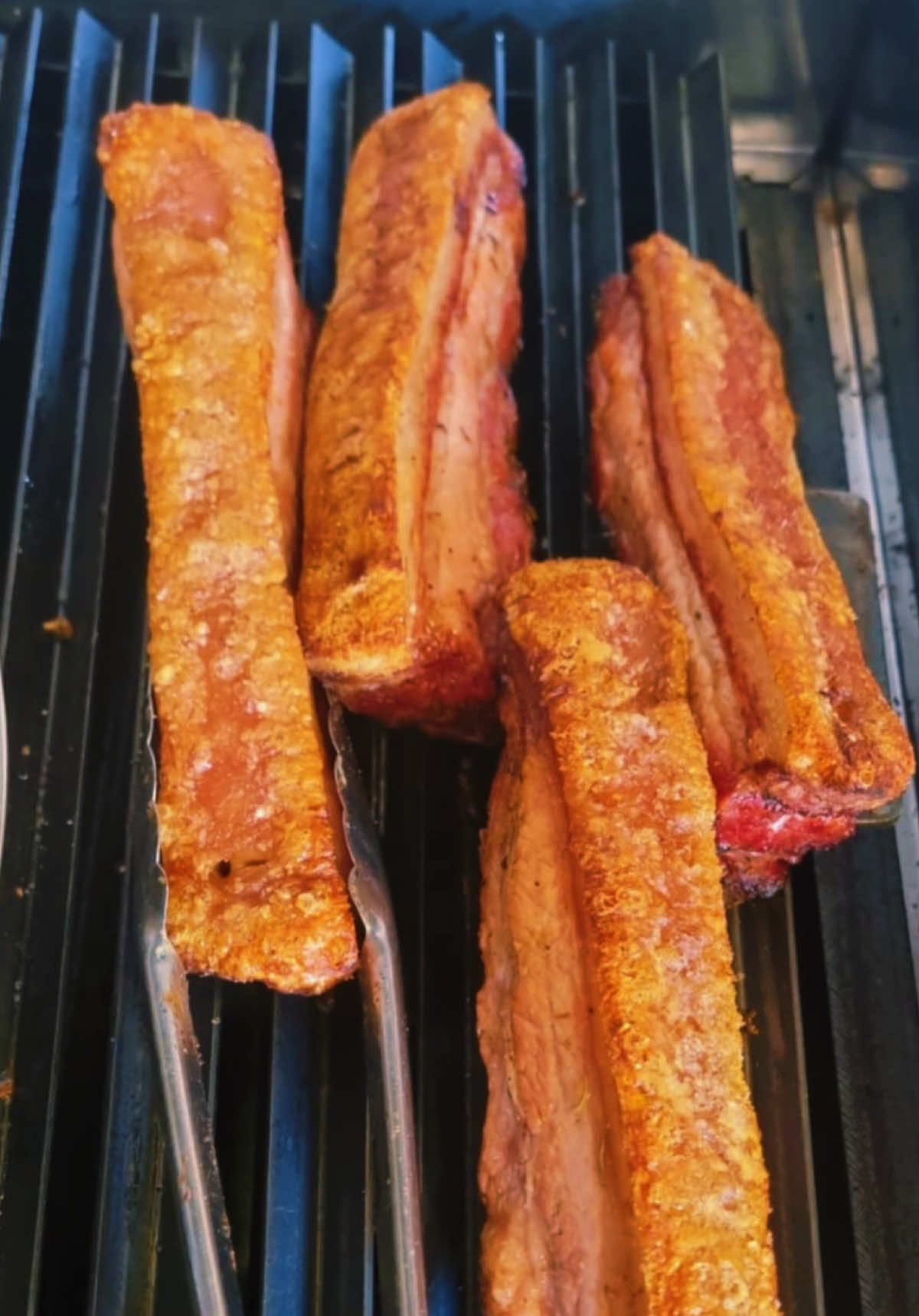🔥 En Barrel La Fama el plan perfecto te espera: chicharrón crocante, hamburguesas jugosas, desgranados brutales y picadas para compartir 🍔🥓🔥. No lo pienses más, ven con tu parche, tu pareja o tu familia y vive la experiencia única del sabor al barril 🍴✨. 📍 Encuéntranos fácil en Google Maps o Waze como Barrel La Fama. 🏡 También pide a domicilio por Rappi, Didi Food o al 310 3921929. 👉 En Barrel La Fama, el humo y el fuego mandan, la carne obedece. 🔥⚡ #barrellafama #quehacerenenvigado #asadosalbarril #quehacerenmedellin #chicharron 