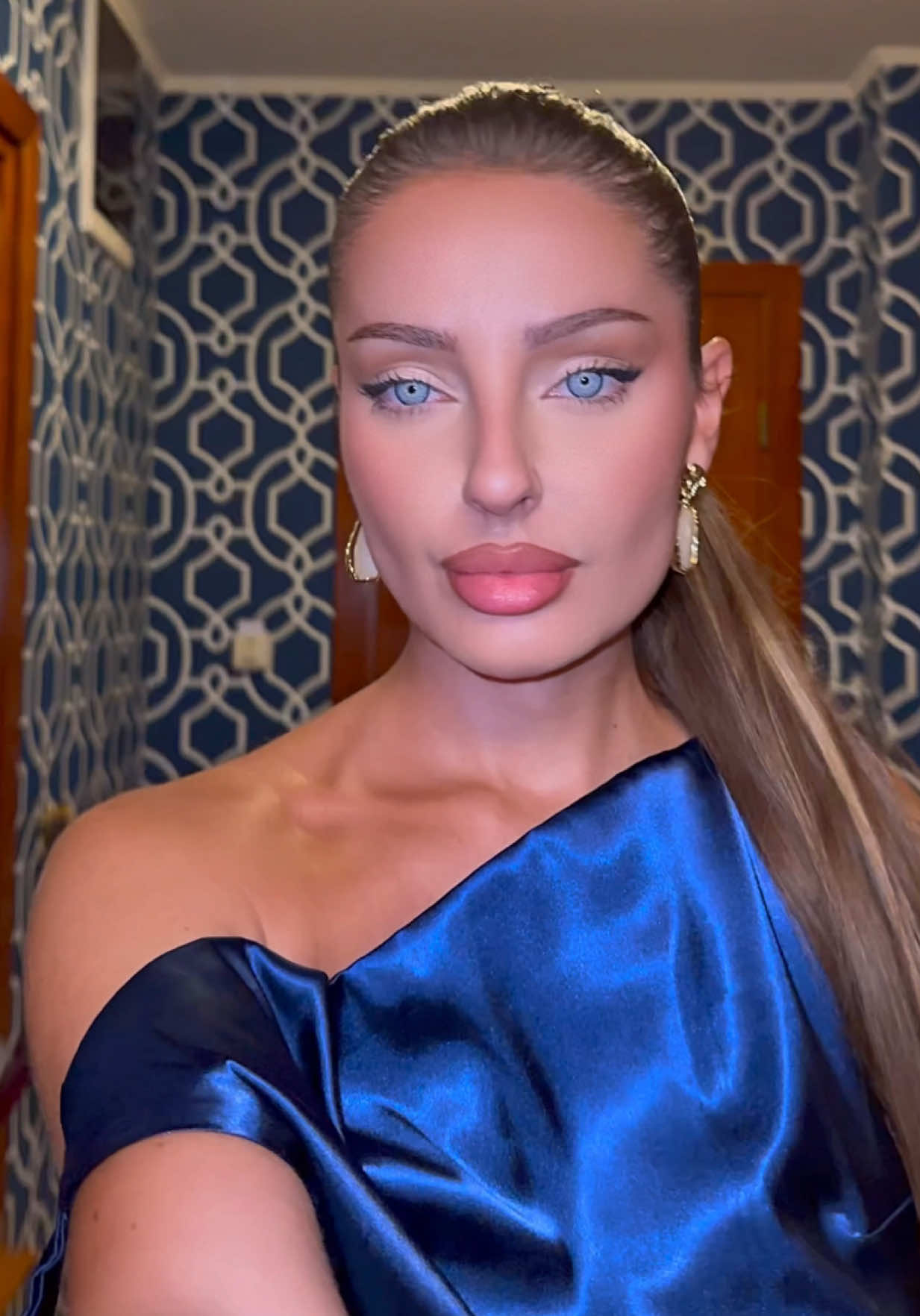 Getting ready for dinner at the @suterpalace #glam #blue #blueeyes #dinner 