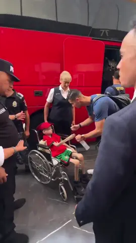 Great on and off the pitch! 🤩 Beautiful moment from Cristiano Ronaldo with this fan in a wheelchair as he signed his jersey 👏 #beINSPORTS #CristianoRonaldo #CR7