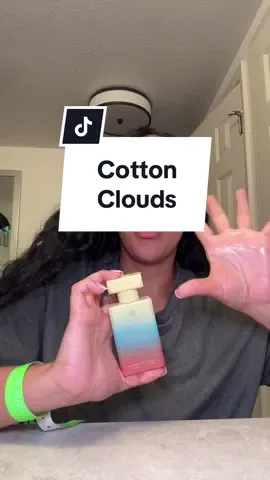 Cotton Clouds Top Notes: Strawberry Puree, Italian Lemon, Apple Skin, Nectarine Blossom Heart Notes:Marshmallow, Coconut Cream, Orange Flower Base Notes:Whipped Vanilla Cream, Sugared Berry, Amber Musk #oakcha #cottonclouds #marshmallowperfume #tastemakersorlando 