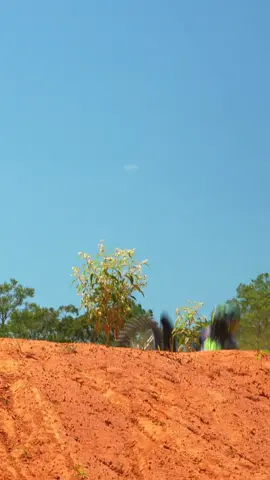 Throwing around the 250 #trending #offroad #foryoupage #fypシ #dirtbikes 