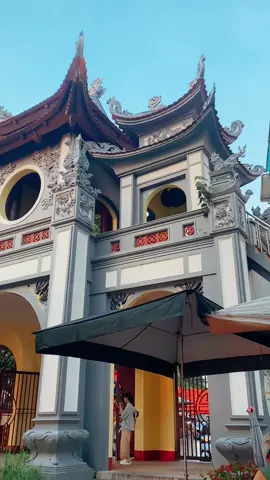 Tây Hồ nằm trên bán đảo nhỏ nhô ra giữa Hồ Tây, thuộc phường Quảng An, quận Tây Hồ, Hà Nội. Đây là một trong những nơi thờ Mẫu nổi tiếng nhất Việt Nam, gắn với tín ngưỡng thờ Mẫu Tam phủ – Tứ phủ đã được UNESCO công nhận là di sản văn hóa phi vật thể.#Newgentravel #tâmlinh #xuhuong #phutayho 