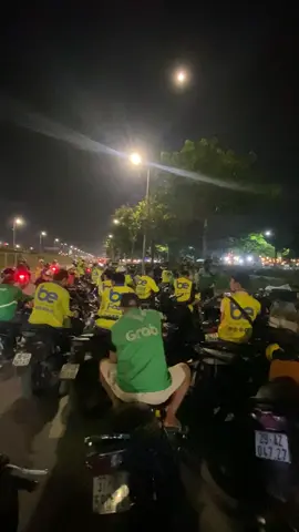 Ra chơi cùng anh em chứ tầm này khách đi xe hết rùii 😂😂#grap36 #xuhuong #xeomcongnghe #hanoi 