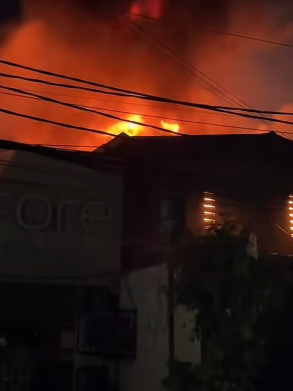 terjadi kebakaran melanda wilayah Cipete Fatmawati Jakarta Selatan tim pemadam kebakaran sekitar berusaha memadamkan api nya 🔥 tepatnya di cepete raya. #beritaterkini #berita #fatmawati #cipete #kebakaran 