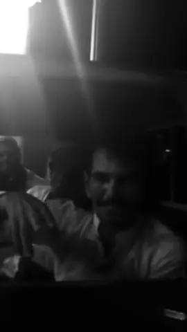 يا أقرب من اللي في يدي وابعد عليّ من السحاب يا صيف عمري يا ربيع العمر يا اغلى الفصول يا فرحتي يا سلوة الأيام ياانواع العذاب يا ضحكة الاحباب ما بين التغلّي والعتاب #عبدالله_السميري #B #fyp 