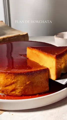 Flan de horchata, mi familia es famosa por hacer los mejores flanes, y yo por hacerlos extra cremosos. Este flan de horchata es justo eso: una receta clásica, pero con un sabor que sorprende. Todo lo encuentras en City Market . Ingredientes: Para el concentrado de horchata  •1 taza de arroz  •1 varita de canela  •1 anís estrella  •4 tazas de agua  Para el caramelo: •1 y 1/2 taza de azúcar blanca Para el flan: •3 huevos enteros •4 yemas  •1 queso crema •397 gr de leche condensada  •1 lata de leche evaporada (360 g) •1 cdita canela en polvo •1 cda de vainilla  •2 tazas del concentrado de horchata Procedimiento: 1. Precalentar el horno a 175 °C. 2. En una olla, tostar el arroz unos minutos  con la canela y anís. Agregar agua y cocinar por unos 7 minutos (no debe quedar cocido, solo ablandarse, dejar enfriar). 3. En un sartén, agregar azúcar a fuego medio sin mover hasta que comience a derretirse. Luego mezclar hasta que se derrita por completo y tenga un color ámbar. 4.Verter el caramelo en un molde. Usando guantes, mover el molde para cubrir el fondo y los lados. Reservar. 5. Agregar a ma licuadora arroz con el agua de cocción y licuar. Colar  muchas veces hasta que no queden residuos  6. En la licuadora agregar  leche condensada, leche evaporada, canela en polvo, queso crema, 2 tazas del concentrado de horchata, huevos y las yemas. (Lo que les sobre de concentrado lo pueden hacer agua) 7. Licuar bien  8. Pasar la mezcla por un colador y verter en el molde acaramelado. 9. Colocar el molde en una bandeja para baño María, cubrirlo con papel aluminio y agregar agua caliente a la bandeja hasta cubrir un poco menos de la mitad del molde. 10. Hornear (el mío estuvo casi hora y media, pero empiecen a revisar a la hora, con palillo hasta que salga limpio) 11. Retirar del horno, dejar enfriar a temperatura ambiente y luego refrigerar toda la noche. 12. Al día siguiente, desmoldar: calentar una olla grande con un poco de agua y sumergir brevemente el molde para ablandar el caramelo antes de voltearlo. #flan #horchata #flandehorchata #postrefacil 