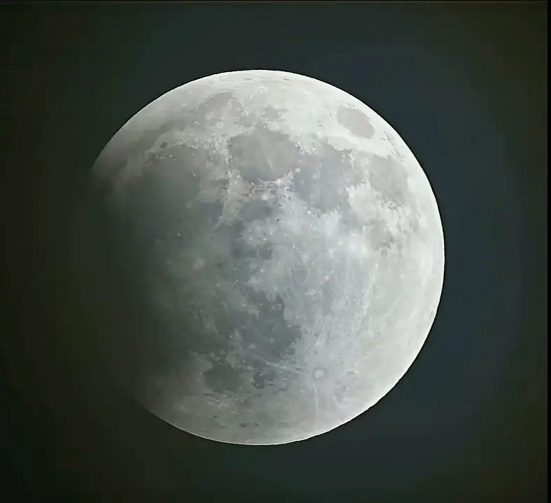 We are in different places, looking at the same moon🌓