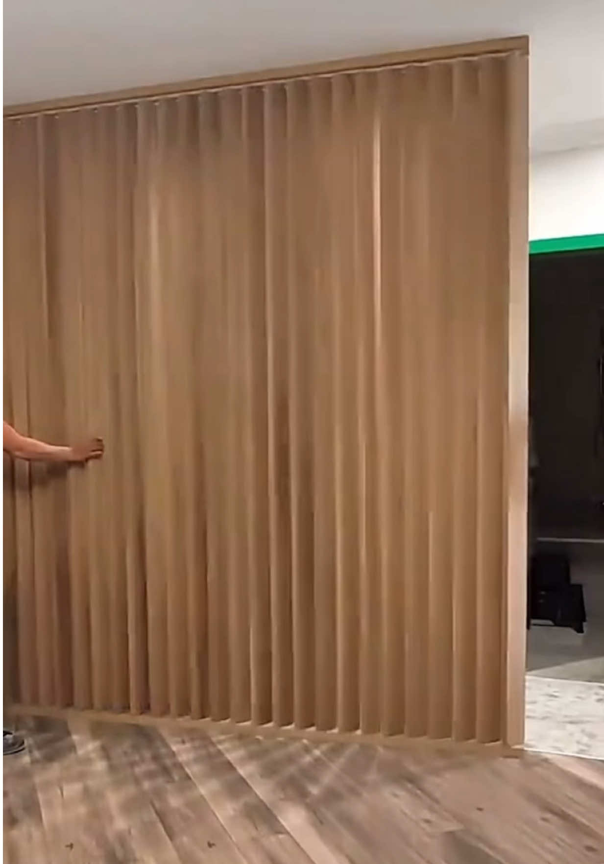 #creatorsearchinsights flooring design ideas is important to consider when you need a partition like this one #interiordeaign #homedecor #partition #woodworking فاصل خشبي مودرن مناسب للمطبخ الأمريكي و غرفة الطعام يعطي خصوصية اكبر 