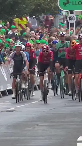 🚴‍♂️ Here’s the moment Geraint Thomas crossed the line for the final time. What a career. 👏