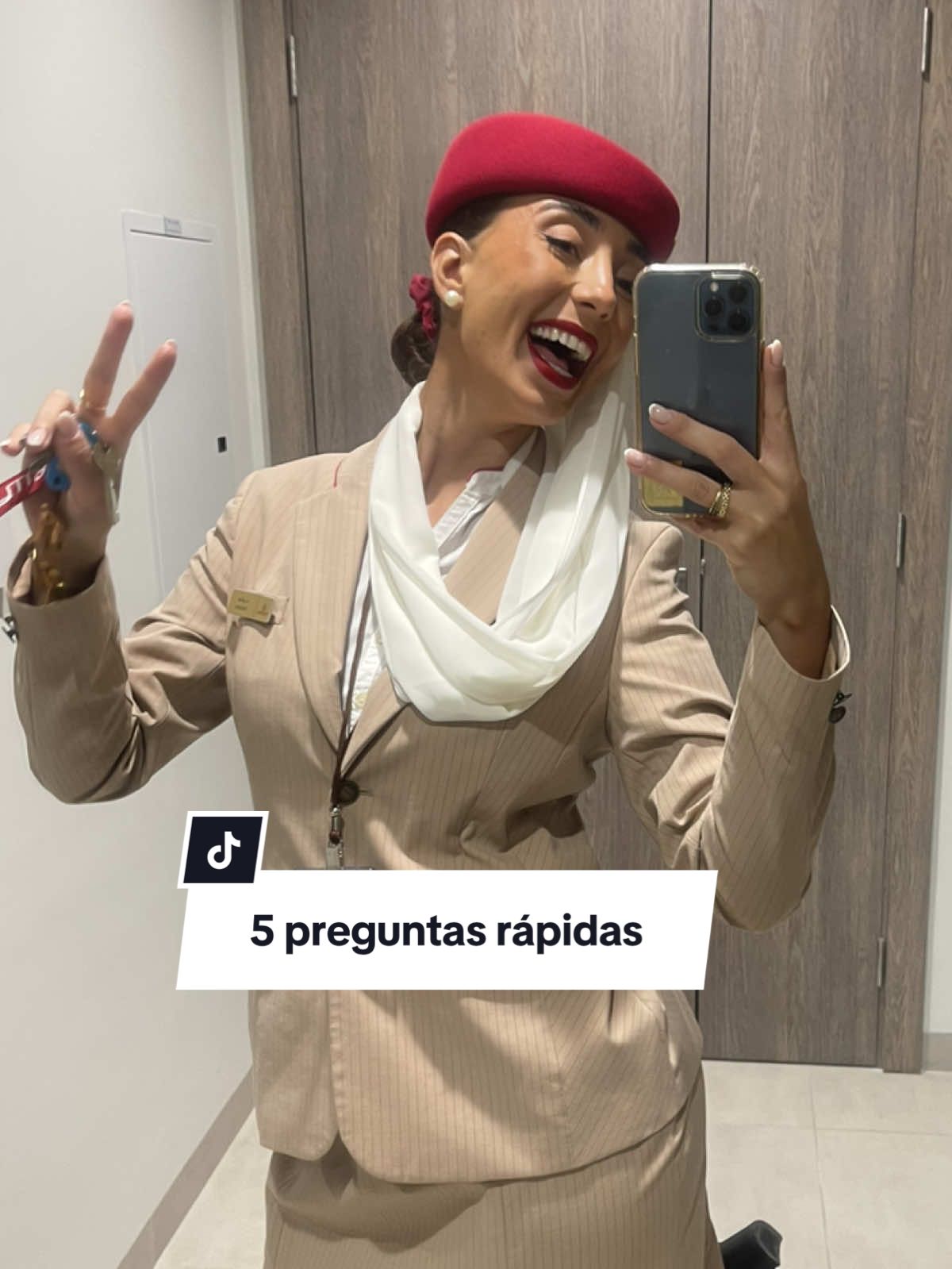 5 preguntas rápidas siendo azafata en Emirates 👠✨✈️ ¿Alguien me ayuda con la última? 💭 #emirates #cabincrew #azafata #emigrar #aviacion #preguntasrapidas #fyp #parati 
