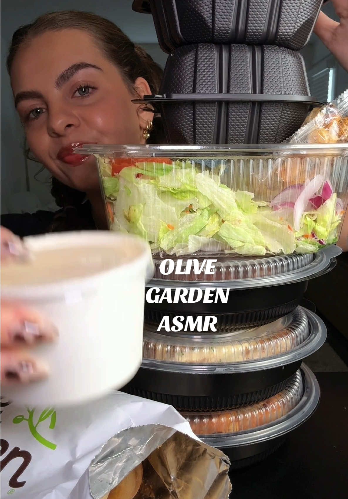 AN OLIVE GARDEN FEAST 🍝🥖🥗🍰🤌🏼 I want to know what your go-to Olive Garden order is! Let’s hear it in the comments!! #foodasmr #olivegarden #pasta #crunchymukbang #eating 