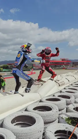 Celebración de Alex y Marc Márquez en Montmeló  Circuito de Catalunya #motogp #marcmarquez @Marc Márquez @Alex Márquez 