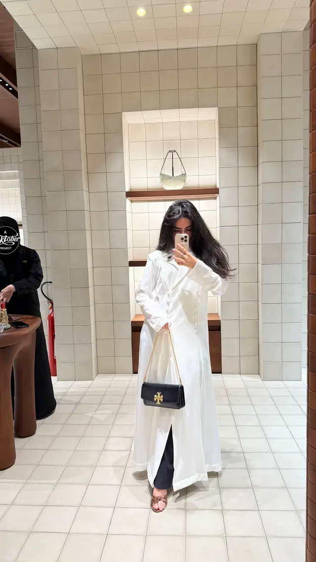 العبايه من @e l i a n  للتعاون DM 🤎 #model #abayastyle #abayamodel #explore #اليوم_الوطني_السعودي_94 