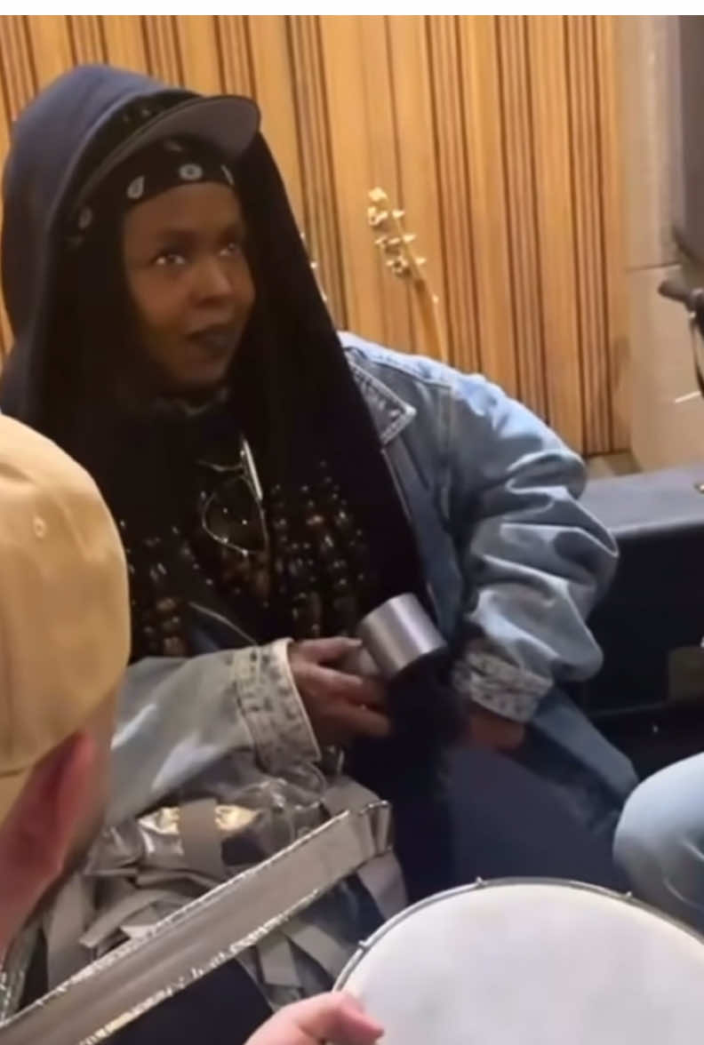 Ms. Lauryn Hill reacting to some samba music in #sãopaulo  #laurynhill #fyp #brazil #viral 