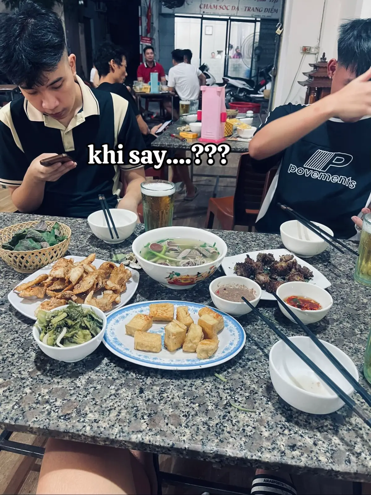 Đúng thật! Khi say, nhiều người đàn ông thường dễ bộc lộ cảm xúc thật nhất của mình. Lúc đó họ không còn giữ khoảng cách hay che giấu như khi tỉnh táo, nên trong tiềm thức, người mà họ yêu thương, nhớ nhung nhiều nhất thường hiện lên đầu tiên. Cũng có thể là: Người con gái họ đang yêu sâu đậm. Người từng gắn bó nhiều kỷ niệm, dù đã xa. Hoặc là hình bóng mà họ chưa từng quên được. Nói cách khác, rượu khiến lớp “vỏ ngoài” rơi xuống, để lộ ra nỗi nhớ thật sự trong lòng.