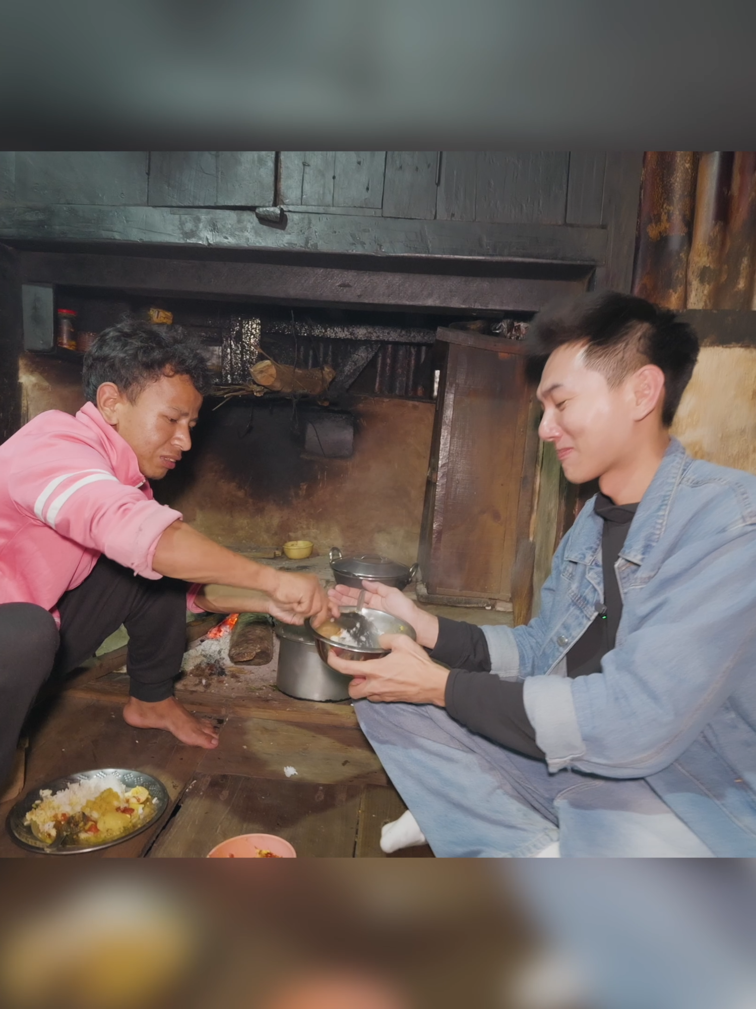 Người Ấn Độ nấu cơm đãi người Việt Nam. Một bữa ăn thân tình trong chuyến du lịch Ấn Độ ở Meghalaya của Khoai Lang Thang, đơn sơ nhưng chân thành! #KhoaiLangThang #AnDo