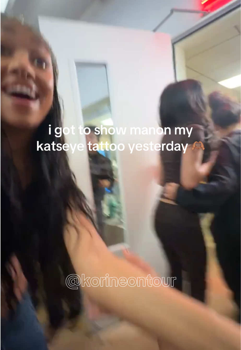 Replying to @aaarr333@ THE WAY SHE GRABBED MY ARM 😭😭😭 @KATSEYE #katseye #eyekons #manon #gap #nyc 