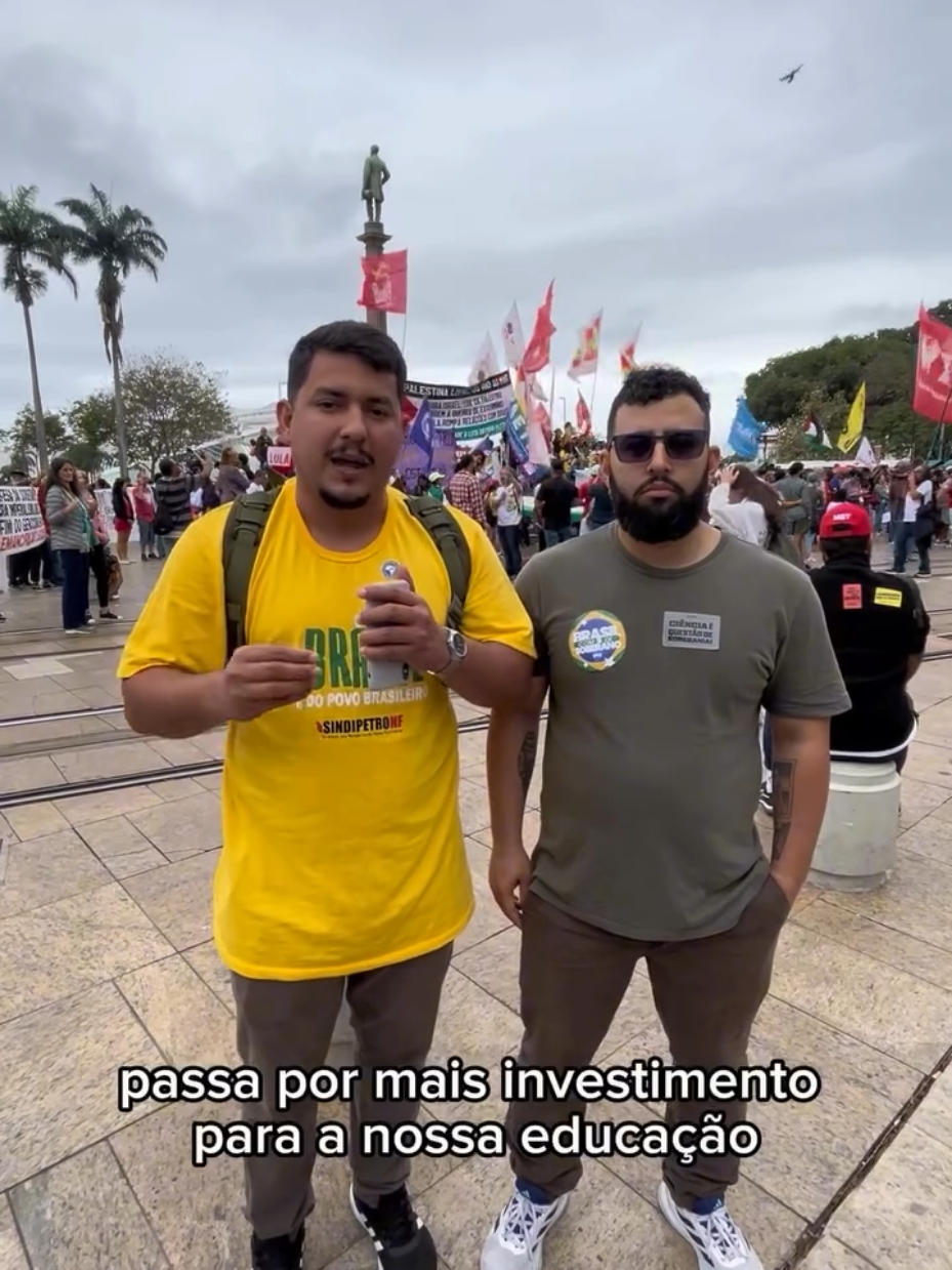 Entidades dos Estudantes foram representadas no sete 7 de Setembro, Dia da Independência. Gutemberg Vice-presidente da UNE, ao lado de Fernando, Secretário da ANPG, estiveram acompanhando milhares de estudantes do País no Rio de Janeiro. Além dos representantes oficiais, em vários Cidades e Capitais brasileiras, Estudantes, Universitários, Acadêmicos, entre outros do Fundamental ao Superior, a favor da Soberania do Brasil. Deixe seu comentário!