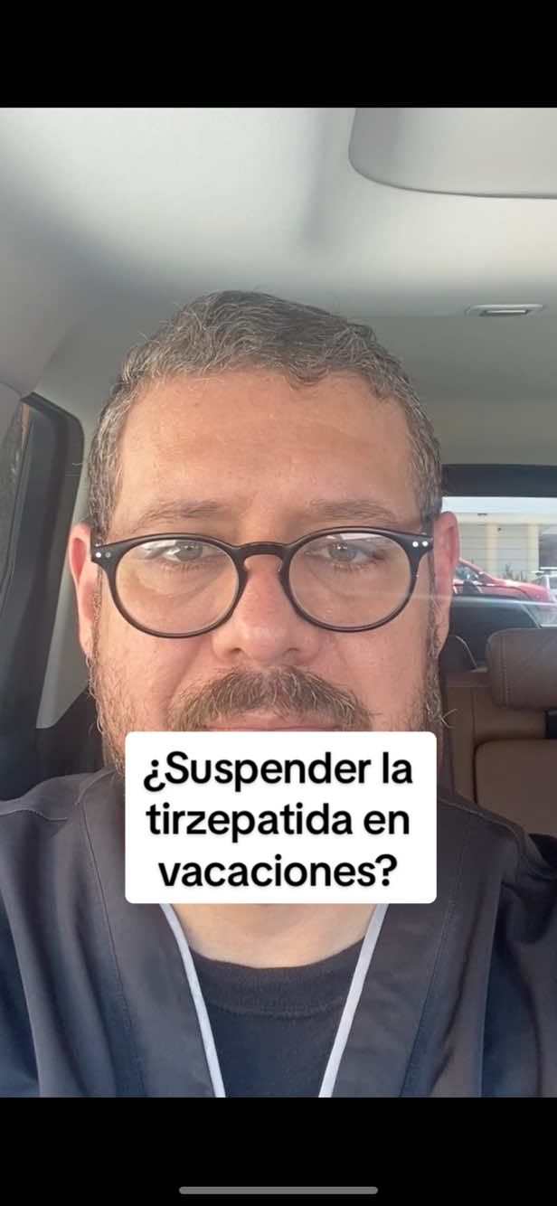 Respuesta a @Ivette ✨ Durante las vacaciones no deberías “pausar” tu tratamiento con tirzepatida solo para justificar excesos, como el consumo elevado de alcohol. El medicamento funciona mejor cuando existe constancia y hábitos saludables, independientemente del contexto: en casa, en el trabajo o en la playa. 🌊☀️ El verdadero reto no es la disciplina mientras estamos en la rutina, sino mantener el estilo de vida saludable incluso en los momentos de descanso. Pausar la dosis no elimina los riesgos de los excesos, y puede ser incluso contraproducente. Recuerda que el equilibrio es clave: buena hidratación, alimentación consciente, ejercicio moderado y, si decides consumir alcohol, hacerlo con responsabilidad. 🔹 La salud no se toma vacaciones, y tu tratamiento tampoco. ⸻ Fuentes 	1.	Jastreboff AM, et al. Tirzepatide once weekly for the treatment of obesity. N Engl J Med. 2022;387:205-216. doi:10.1056/NEJMoa2206038 	2.	Garvey WT, et al. Clinical practice guidelines for the evaluation and treatment of obesity. Endocr Pract. 2016;22(Suppl 3):1–203. 	3.	Apovian CM, Aronne LJ. The clinical management of obesity. 3rd ed. The Obesity Society; 2025. #cirujanocertificado #drangelmontesdeoca #salud #obesidad #tirzepatida