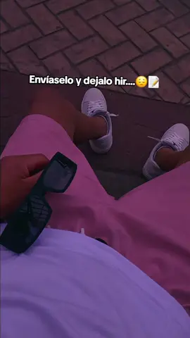 Hola mi Amor, nose si alguna vez leas esto pero necesitaba escribirte, necesitaba desahogarme porque hay cosas que aun no puedo guardar para siempre. Me aferre en ti con todo lo que tenia, Me aferre ala idea de que lo nuestro duraría 