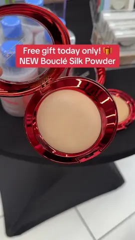 Set and blur like a pro with the ONE/SIZE-Bouclé Silk Airbrushed Tal-Free Finishing Powder + With its luxe baked texture, this powder delivers a silky, airbrushed finish that blurs pores, evens skin tone, and adds luminosity without feeling heavy. Lightweight and long-lasting (up to 12 hours, it's perfect for locking in makeup and reducing shine, and giving your a complexion that smooth, dimensional glow. #onesizebeauty #bouclesilkpowder #finishingpowder #tiktokshopnewarrivals #tiktokshopcreatorpicks 
