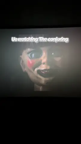 😂the only way to watch a movie if you ask me 😂@Josuepena_hn #theconjuring #scary #content #funnytiktok 