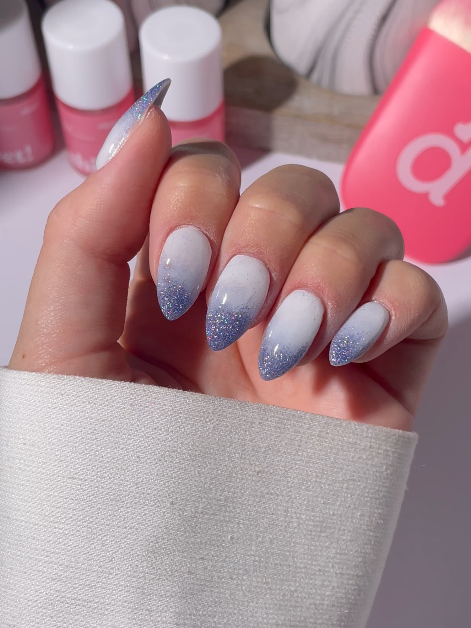 💅✨ Isblå Eleganse + Klassisk Hvitt = Drømmemanikyr! ❄️🤍 Oppdag den perfekte kombinasjonen av kjølig glitter og ren minimalisme! Dream Catcher & Pillow Talk gir deg en manikyr som både glitrer og føles tidløs – klar for alt fra vintereventyr til vårens fresheste looks. 💅✨ 🌟 Farger som gjør magien: 💎 Dream Catcher – Et isblått glitterpudder som skaper en subtil gnist. Perfekt for å gi manikyren et ekstra hint av luksus og eleganse. 🤍 Pillow Talk – En klassiker som aldri går av moten! Den rene hvite nyansen matcher alt og passer perfekt til både hverdags og spesielle anledninger. 🌿 Vegansk & cruelty-free – skjønnhet med god samvittighet. 🌸 Fri for skadelige ingredienser – tryggere for deg og neglene dine. ⏳ Langvarig holdbarhet – manikyr som varer opptil 5 uker. 💡 Ingen UV-lampe – rask, enkel og skånsom påføring. 🎁 Perfekt gaveidé – eller bare litt ekstra self-love. 💰 100 % risikofritt – pengene tilbake hvis du ikke er fornøyd! . . . . . #dippi #dippikit #oslo #norge #scandinavia #negler #manikyr