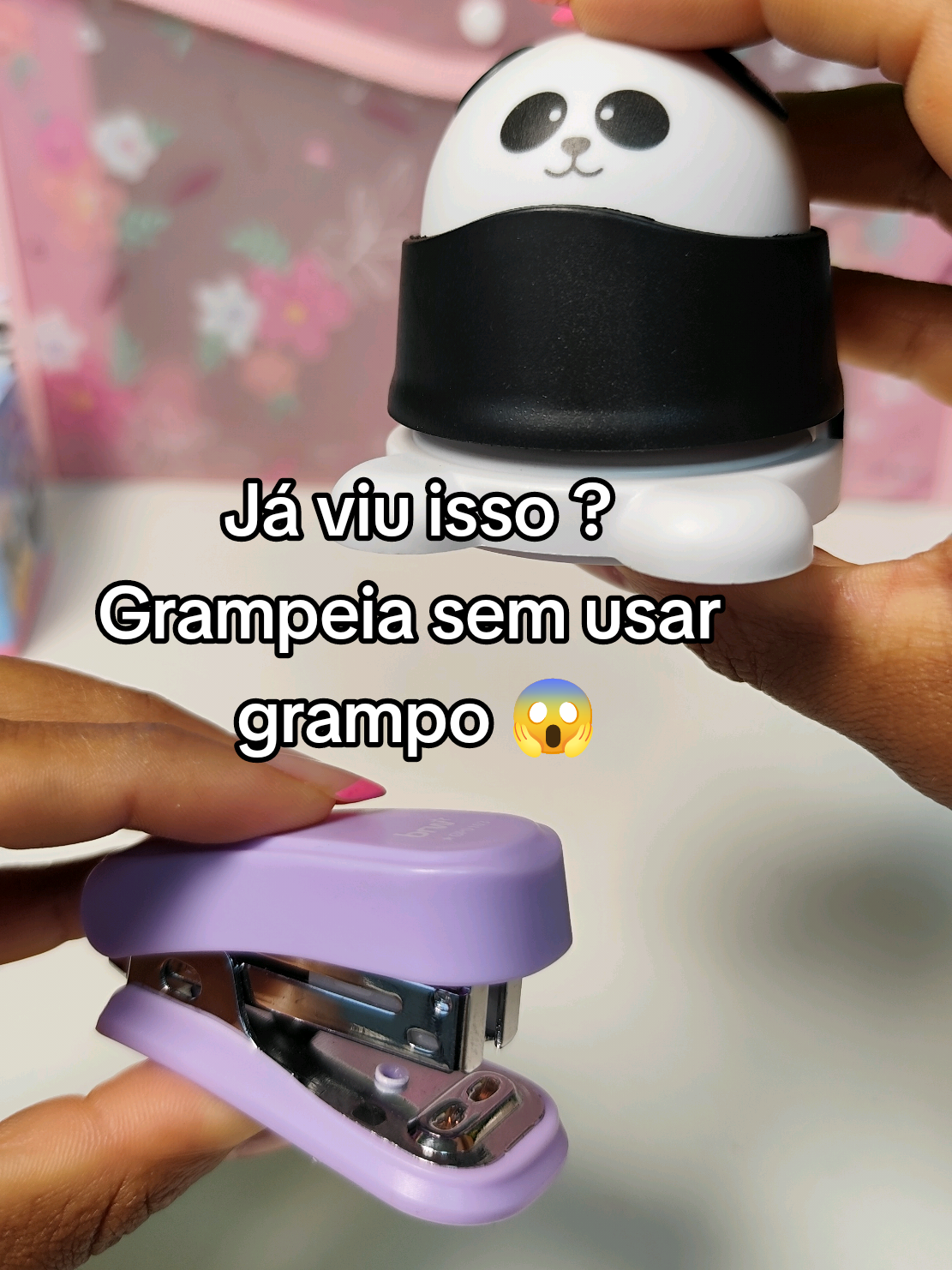 🐼✨ Um grampeador diferente de tudo que você já viu! Esse grampeador fofo de panda não usa grampo 🖤 Super prático, ele dobra e fura as folhas, unindo tudo sem precisar de metal. Perfeito para quem ama praticidade e quer deixar a papelada mais charmosa! 👉 É só encaixar as folhas e apertar. Simples assim! 📌 Disponível no site da Lipaper: www.lipaperstore.com.br 💖 Use o cupom PRIMEIRA  e garanta desconto na sua compra! #tilibra #explore #viral #materialescolar #papelaria 