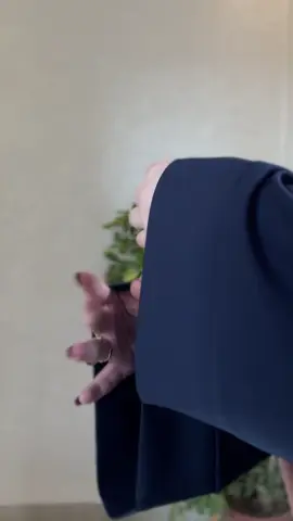 حجـاب مروة – HIDJEB MAROUA ✨ 🖤 القماش: كراب مازيراتي (Tissu de très bonne qualité) 🎨 متوفرة بعدة ألوان خريفية 📦 توصيل متاح إلى 58 ولاية 📏 المقاس standard  💰 السعر: 3200 DA