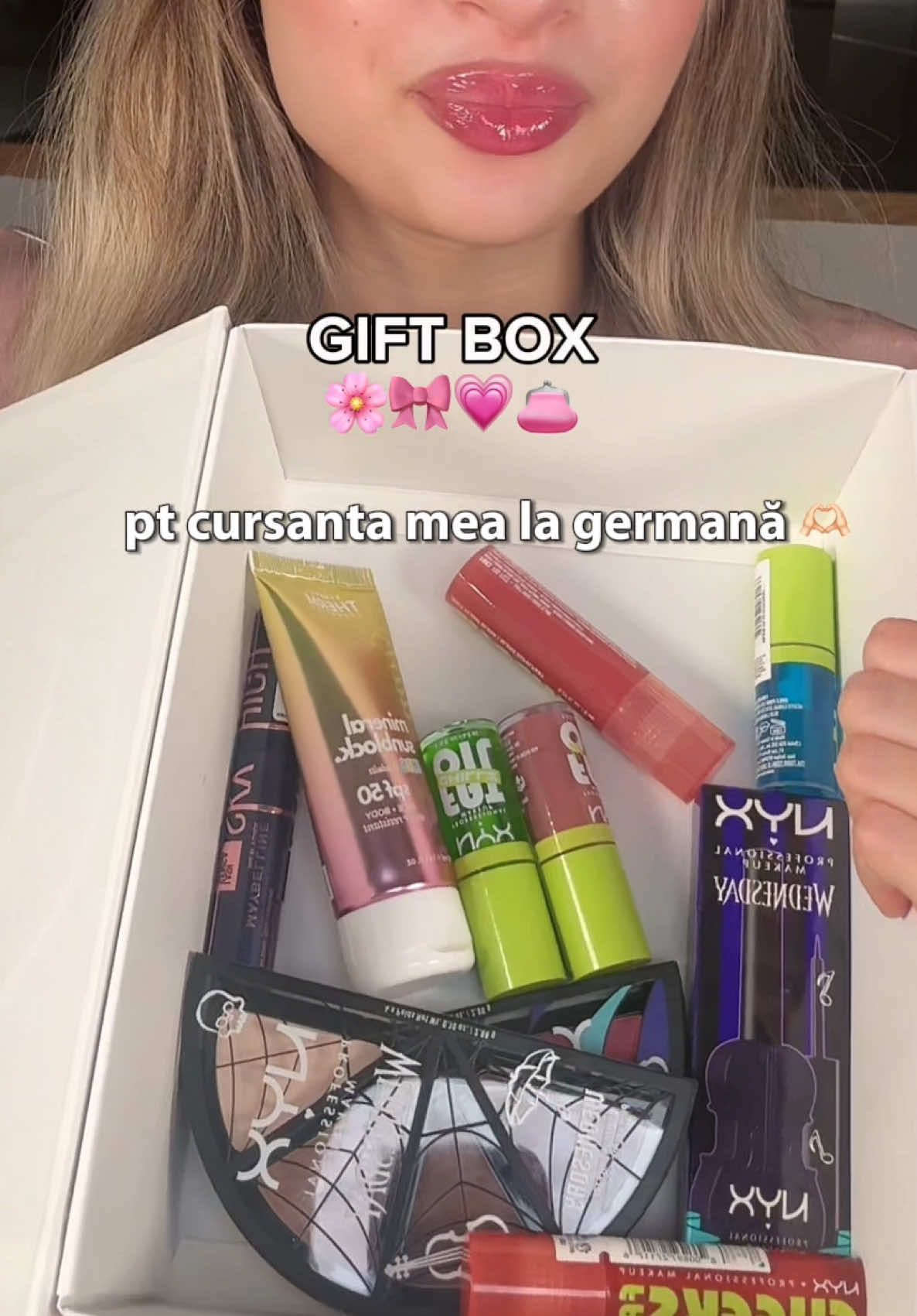 credeți ca o să îi placă? 👀 #giftideas #giftbox #teachersoftiktok #makeupproducts #boobasket 