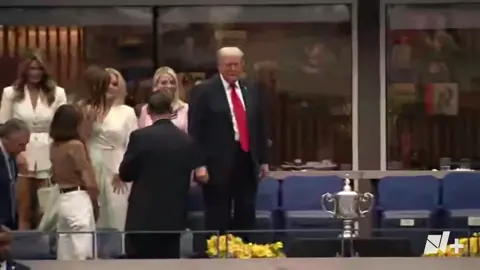 Abuchean a #DonaldTrump  El presidente estadounidense, Donald Trump, recibió breves abucheos el domingo por espectadores de la final del US Open de tenis entre Jannik Sinner y Carlos Alcaraz, así lo constató un periodista de la AFP.